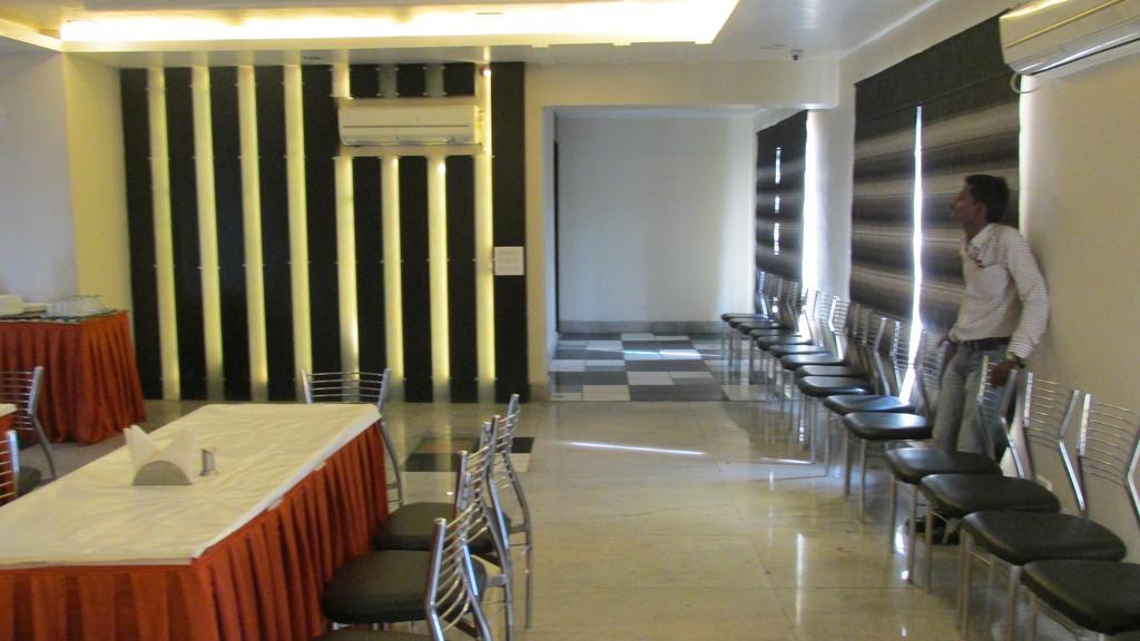 Hotel The Sapphire Grand Waranasi Zewnętrze zdjęcie